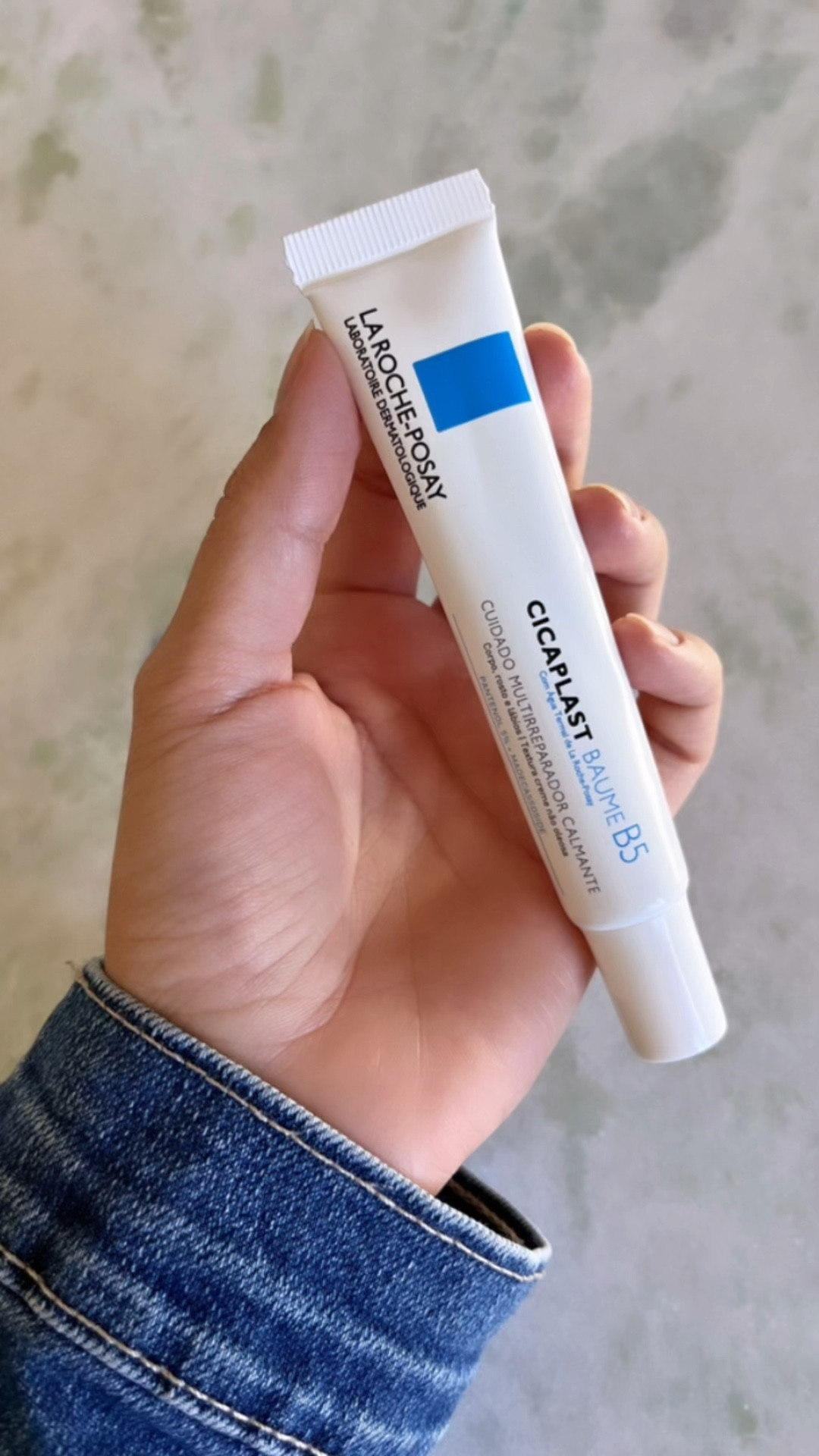 Segredo revelado 🔓

Para uma pele saudável e radiante use Cicaplast Baume B5. ✨

Hidratação profunda, reparação eficaz e proteção intensa, garantindo um cuidado completo para sua pele, seja no rosto, nos lábios, nas mãos ou no corpo. Possui textura em creme, não oleosa e com toque seco.

Sinta a diferença na sua pele e desfrute de uma hidratação e regeneração intensas! 💪🏻

#LTKfamily #LTKbrasil #LTKbeauty