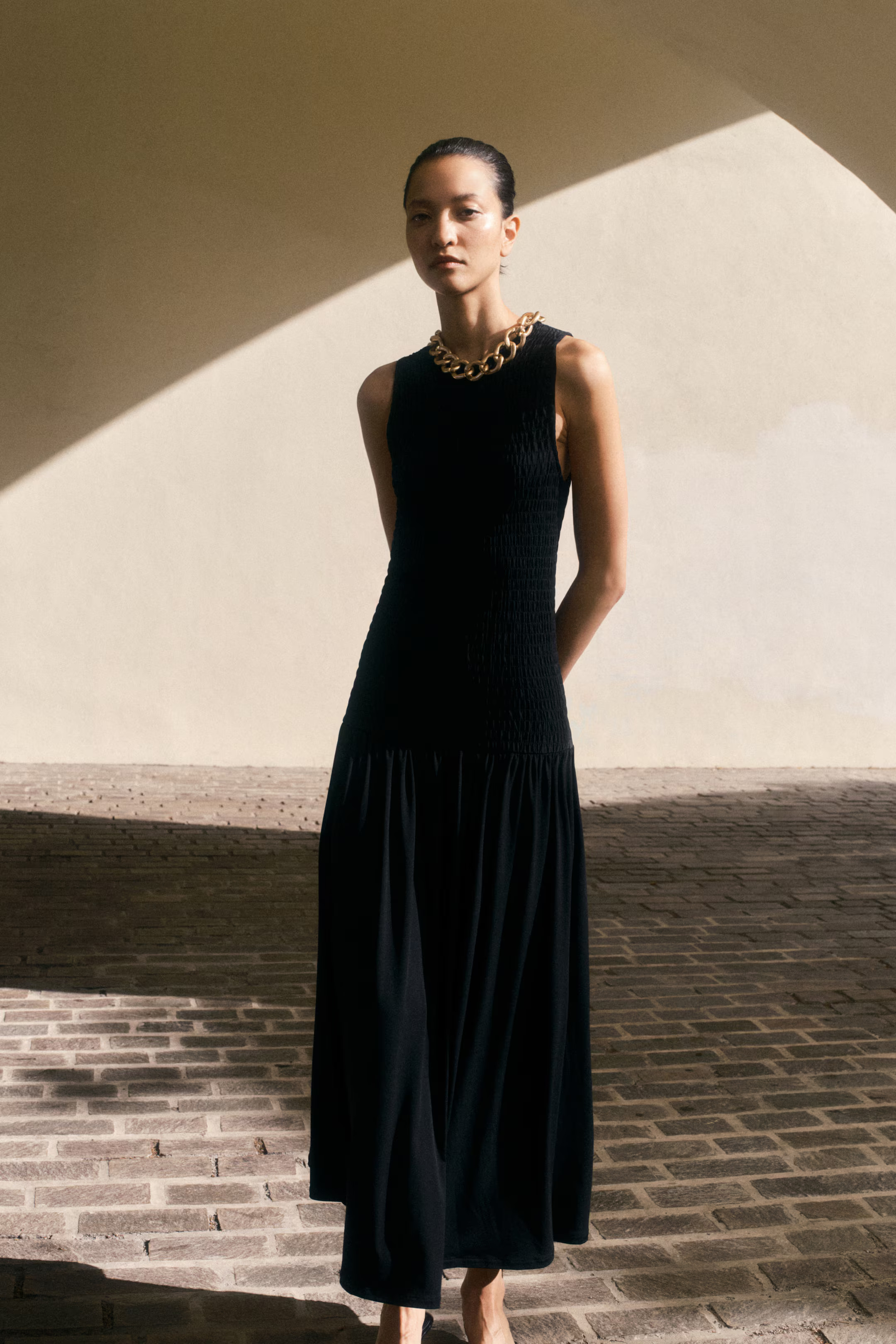 Smocked jersey dress - Black - Ladies | H&M GB | H&M (UK, MY, IN, SG, PH, TW, HK)