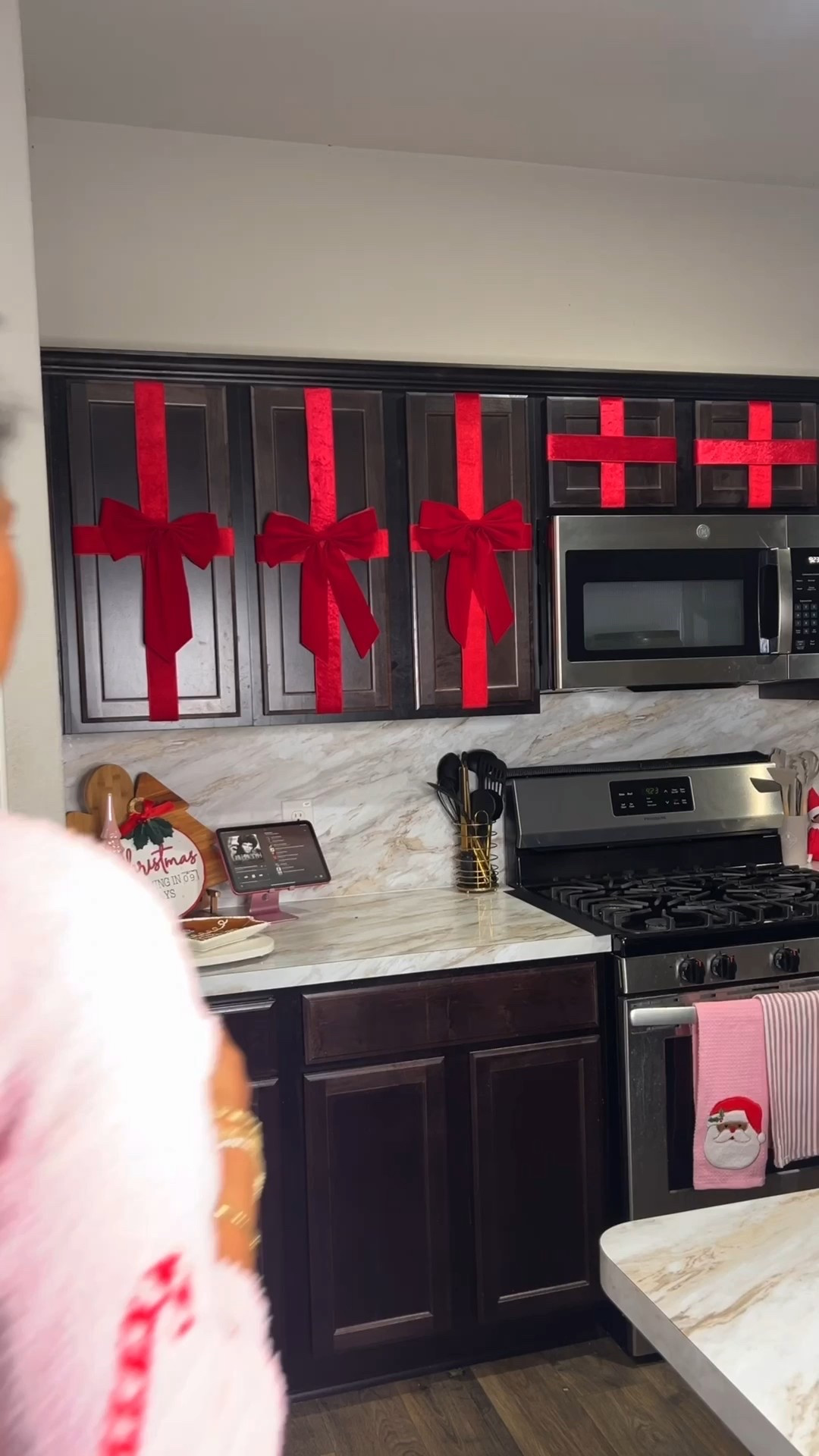 Decorating kitchen cabinets on a budget.
Cute, easy and quick way to turn your kitchen into a CHRISTMASSSSSSS joy. Viral cabinet bows
#Vlogmas #minivlog #holidayvlog #christmasdecor #holidaydecor

#LTKHoliday #LTKootd #LTKvlog