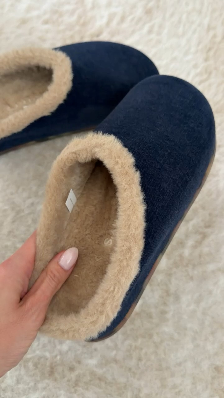 These Rothy's slippers are exactly what I want to slip into at the end of the day. I love the navy color, soft faux fur lining, and cozy slip-on design. Such a good gift idea for the holidays or a little treat for yourself.
Rothy's slippers, Rothy's shoes, cozy slippers, navy slippers, faux fur lined slippers, women's house slippers, comfortable slippers, holiday gift ideas, gifts for her, winter essentials, cozy footwear, annabrstyle