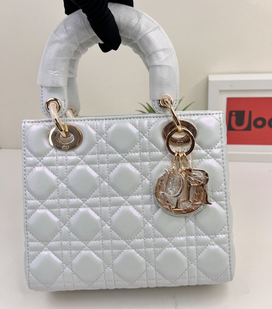 FINALLY found a good lady dior bag on dhgate! took forever to find and the quality is SOOO GOOD OMG!!! Came with box, duffle bag, receipt and everything else. Seller was so patient with me and answered all my questions. ALSO SHIPPING WAS LESS THAN 2 WEEKS WHICH IS CRAZY!!! suchhh a good find! 😍

#LTKTravel #LTKSaleAlert #LTKItBag