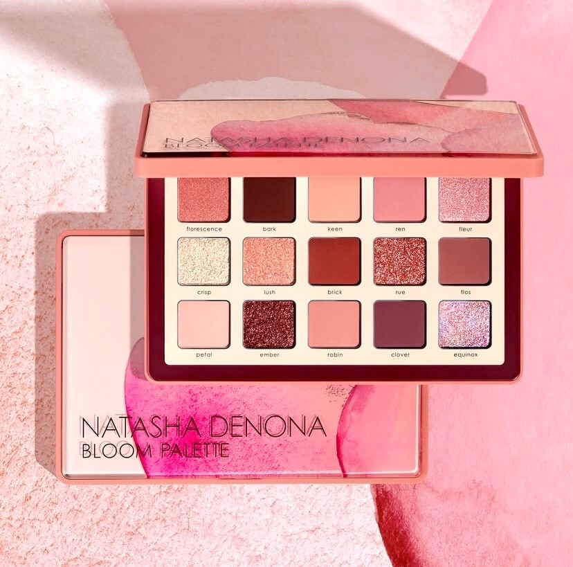 🌟NATASHA DENONA BLOOM EYESHADOW PALETTE🌟

È la nuova palette occhi di @natashadenonabeauty che contiene al suo interno una selezione di 15 nuance ispirate alle tonalità dei fiori, perfetta per andare e ricreare dei look primaverili. 

Le colorazioni presenti al suo interno sono:
- Florescence, un arancione vivo medio e metallizzato;
- Bark, un marrone pan di zenzero medio scuro e opaco;
- Keen, un arancione-nude medio-chiaro opaco;
- Ren, un rosa corallo medio opaco;
- Fleur, un duo-chrome rosa chiaro con riflessi avorio freddo;
- Crisp, un oro-corallo luminoso con effetto duo-chrome;
- Lush un pesca nude chiaro con riflessi;
- Brick, un terracotta medio opaco;
- Rue, un borgogna medio-chiaro metallizzato;
- Flos, un rosa antico medio opaco;
- Petal, un salmone chiaro opaco;
- Ember, un mattone medio con riflessi;
- Robin, un corallo polvere medio opaco;
- Clover, un borgogna intenso opaco;
- Equinox, un duo-chrome pesca con riflessi azzurri/turchesi.

Il prezzo della palette sarà sempre di circa 75 euro. Vi piacciono queste tonalità? Ci farete un pensierino?

#natashadenona #natashadenonabeauty #natashadenonapalette #natashadenonamakeup #natashadenonabloompalette #bloomeyeshadowpalette #natashadenonabloom 