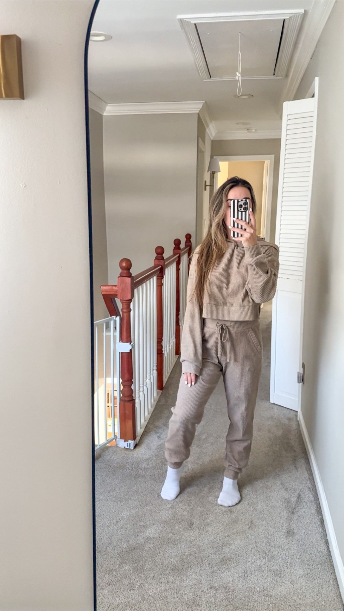 Cozy weekend set 🤍 Ribbed lounge


Weekend reset uniform: taupe ribbed hoodie + matching joggers. Comfy, elevated, and perfect for home days. Paired with white socks and bare feet for that effortless vibe.
Shop the full set linked below — my go-to for cozy Saturdays.

#alo
#QuietLuxury #LoungeWear #CozyOutfit #NeutralStyle #ElevatedCasual #WeekendVibes

#LTKPetite #LTKootd #LTKmomlife