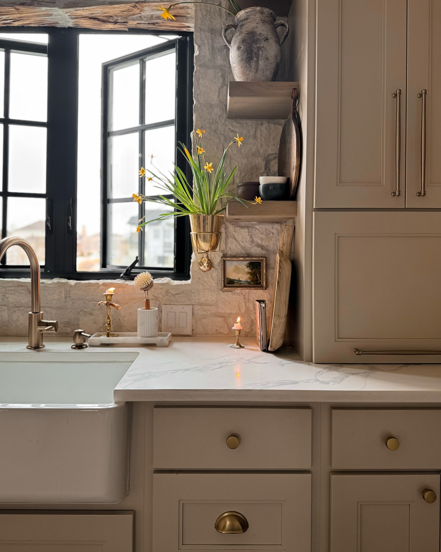 🌼💛Daffodil snaps in the kitchen today 💛🌼

These happy flowers have such a great meaning to me and so I try to surround myself with them for the short time they bloom. 🥹

#daffodils🌼 #kitchen #kitchendesign #flowers #spring

#LTKHome #LTKFindsUnder100 #LTKStyleTip