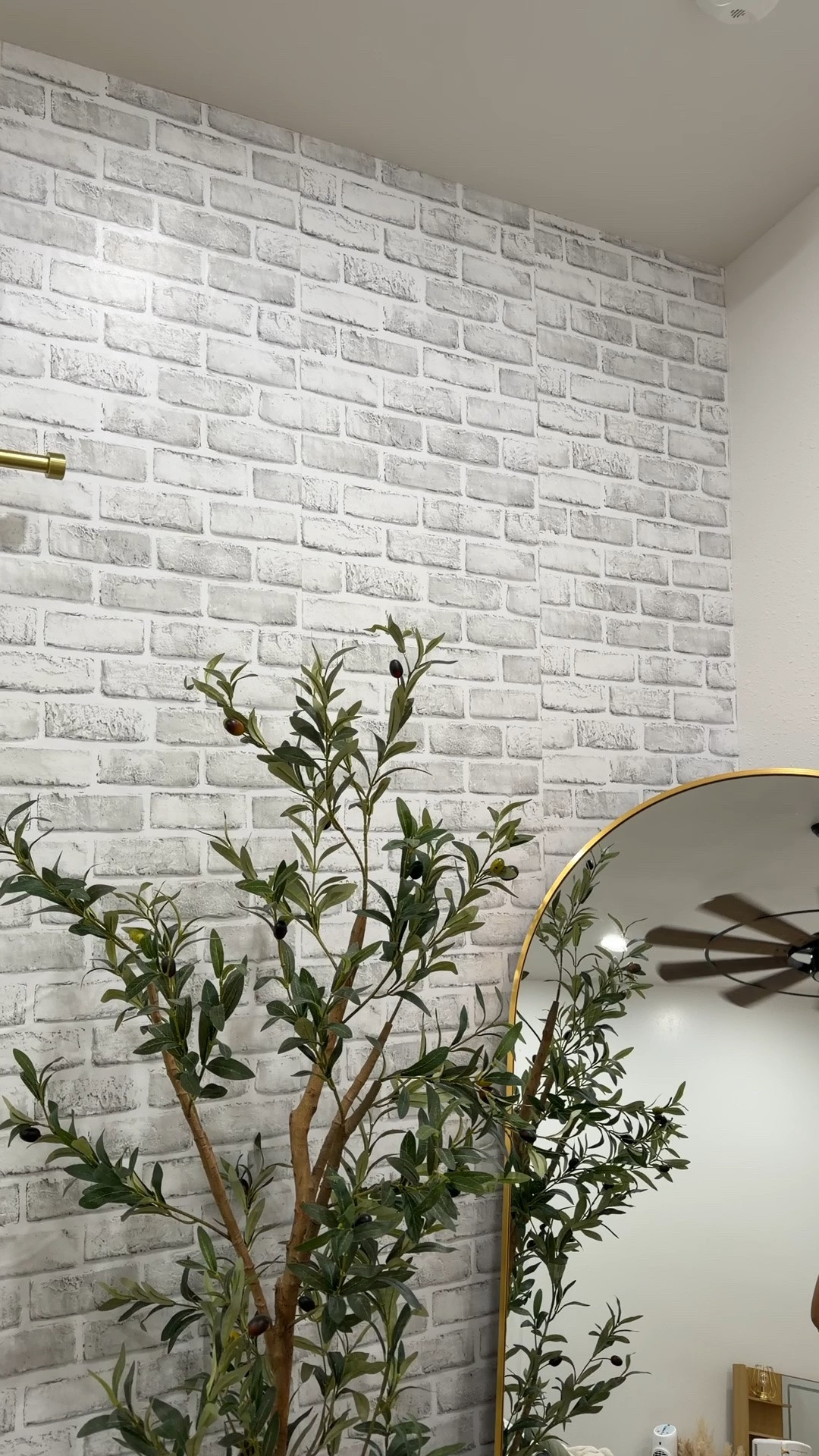 #DIY peel and stick wallpaper 🍃

#LTKHome #LTKSaleAlert #LTKSeasonal