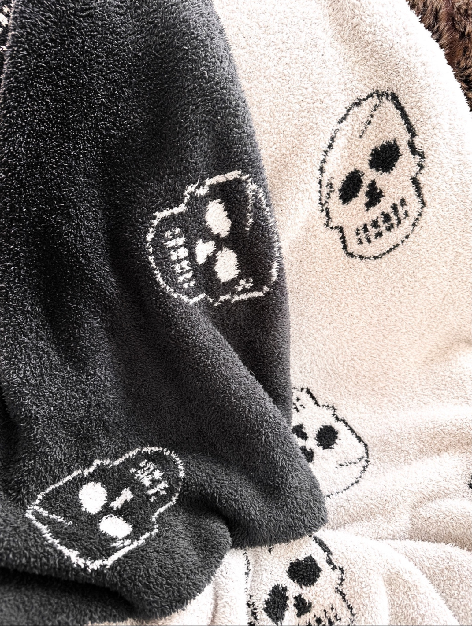 Barefoot Dreams® CozyChic® Skull Throw, Carbon-Almond, 54x72 : :  Home