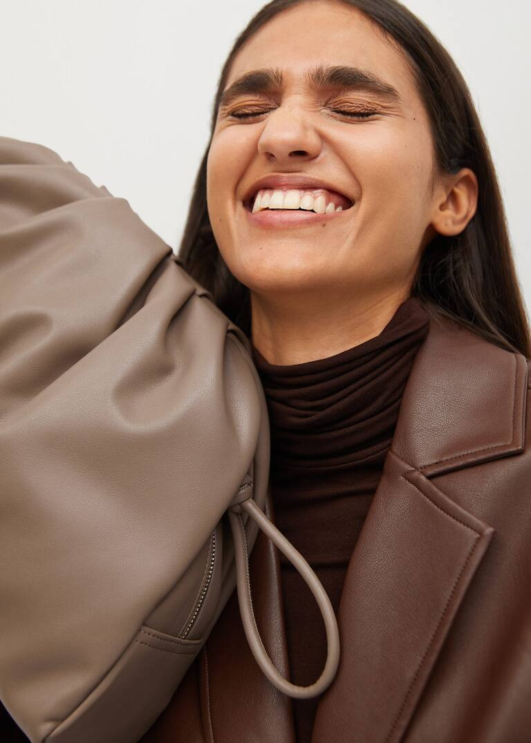 Pleated volume clutch -  Women | Mango USA | MANGO (US)