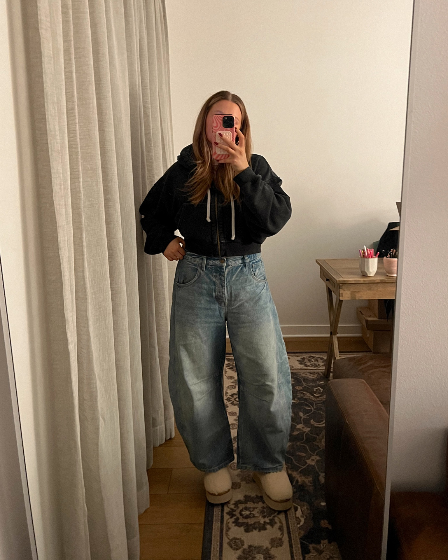 Sweatshirt: M tts
Jeans: 29 tts so cute I love the fitted waist and loose wide leg bow legged fit
Sherpa uggs are soo cute I love them so warm size up! 