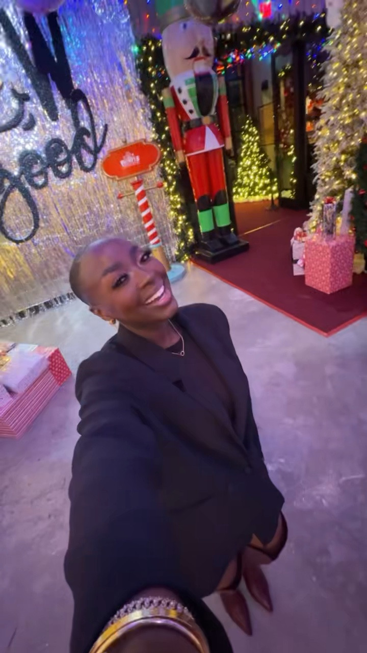 Frosty’s #Houston is cuuuuute, have you been?! Def #Christmas overload, it’s a 2 story bar, lots of cute photo opps and the drinks are good. #frostyshouston #thingstodoinhouston #holidayevents

#LTKootd #LTKHoliday