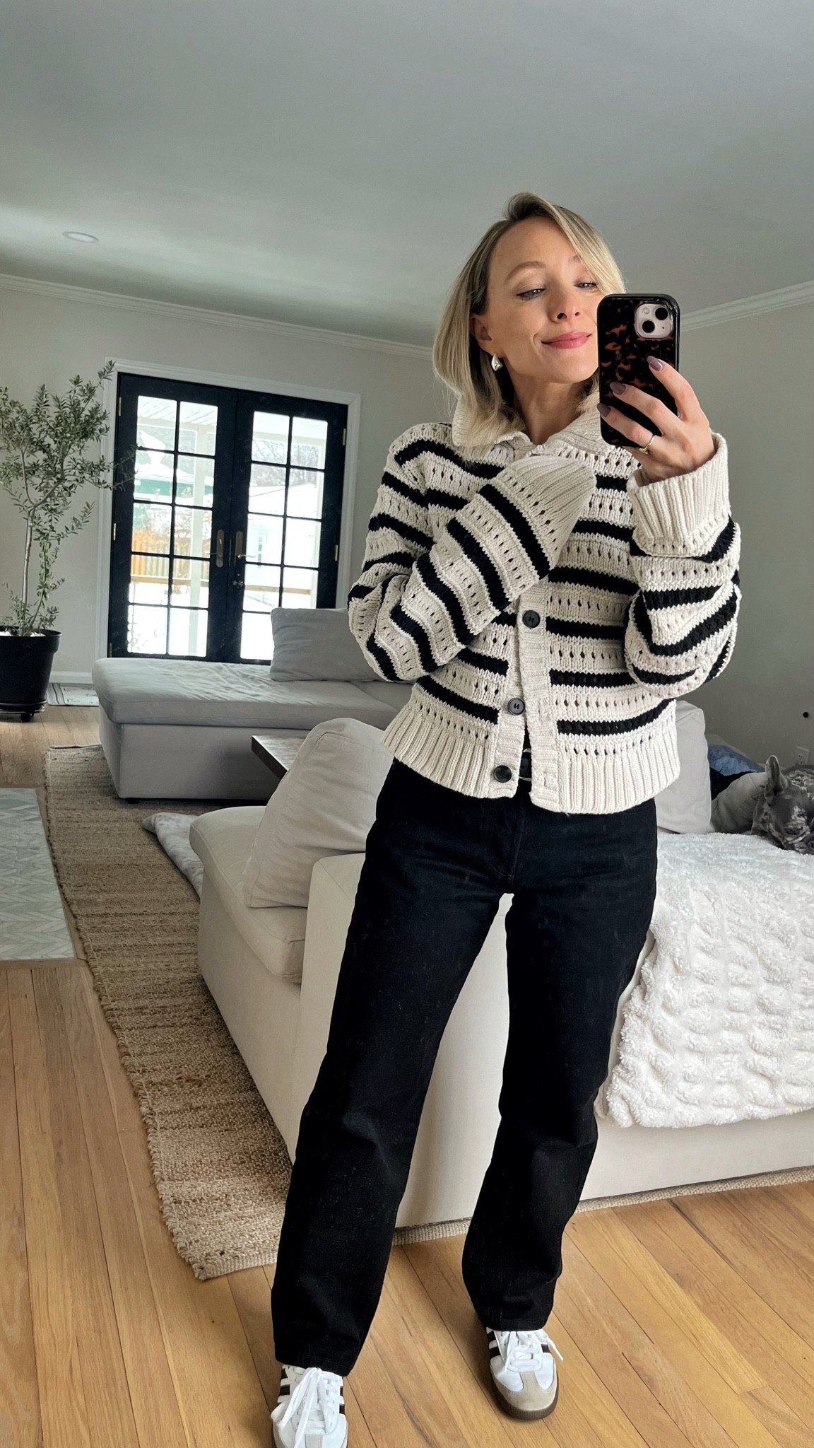 Cozy weekend wear in an old cardi and my fav #levis 90’s style! Found a similar cardigan and linking exact jeans! 