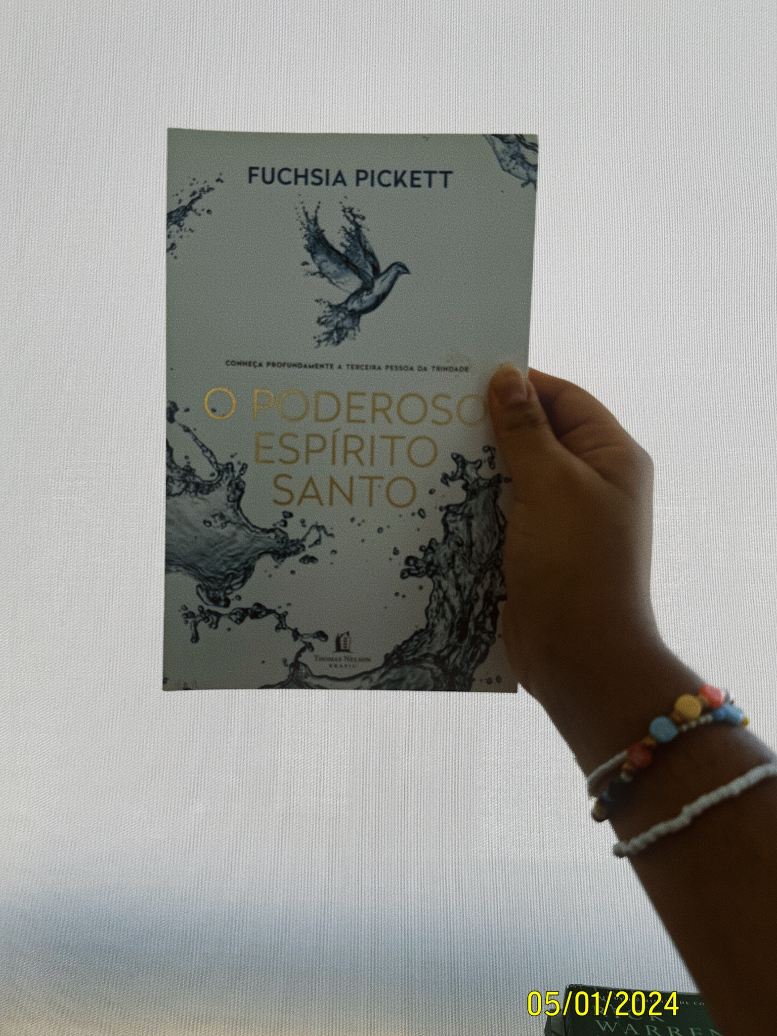 Nós cristãos acreditamos em Deus e que Ele enviou seu único filho aqui na terra para nos dar a chance de sermos salvos e ter uma vida com Deus, com isso Jesus foi morto para pagar pelos pecados da humanidade e após isso Ele enviou a 3º pessoa da trindade, o Espírito Santo e esse livro fala a respeito dEle. 

#LTKbrasil