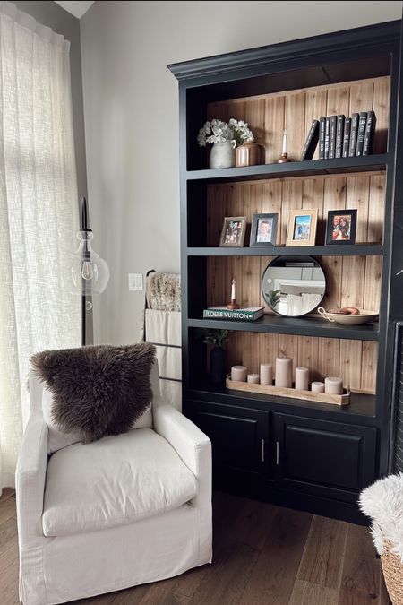 Built-in design 
Home decor 
Living room 
Spring style 

#LTKstyletip #LTKhome #LTKSeasonal