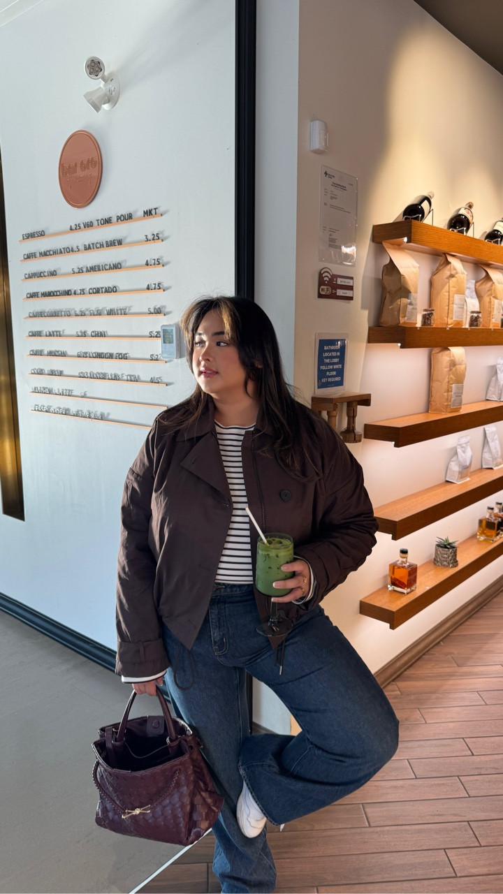 First look of my 15-day midsize mom fall series! 🤎🍂

Over the next couple of weeks we’re tackling all the biggest fall 2025 trends and making them wearable for real life.

To kick things off, I’m styling this classic striped long sleeve with a short trench coat. A very easy, comfy and still chic for errands, work or school drop-off. 😉

Follow along @raeannedotnet to see how I make each trend midsize-mom friendly!