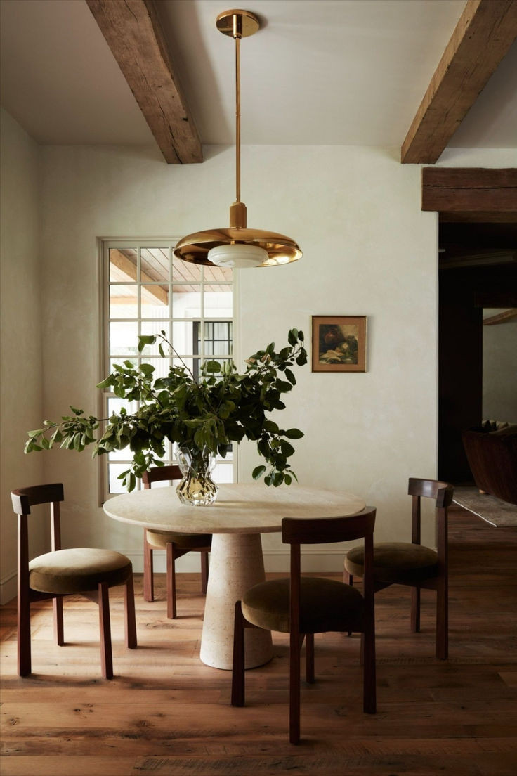 Classic furniture, wood accents, and a refreshing touch of greenery. The perfect dining room!
#DiningRoom #LTKinteriors