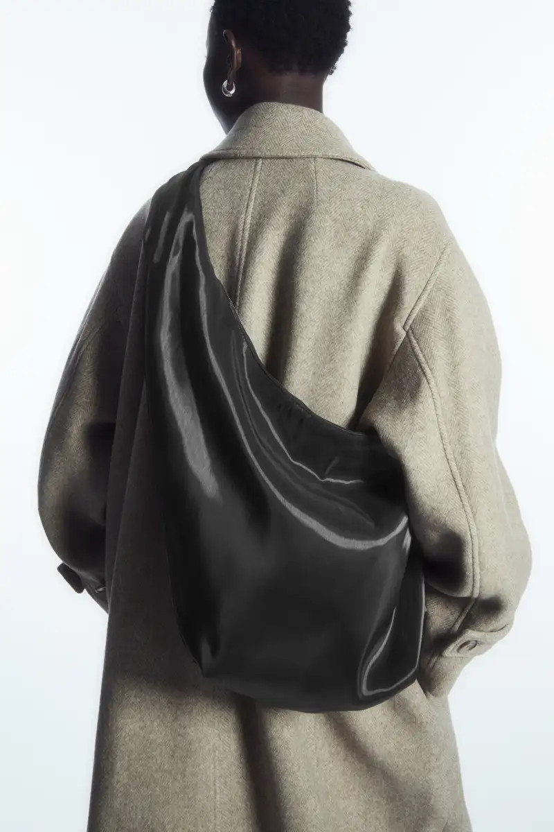 HIGH-SHINE SHOULDER BAG - NAVY - COS | COS (EU)