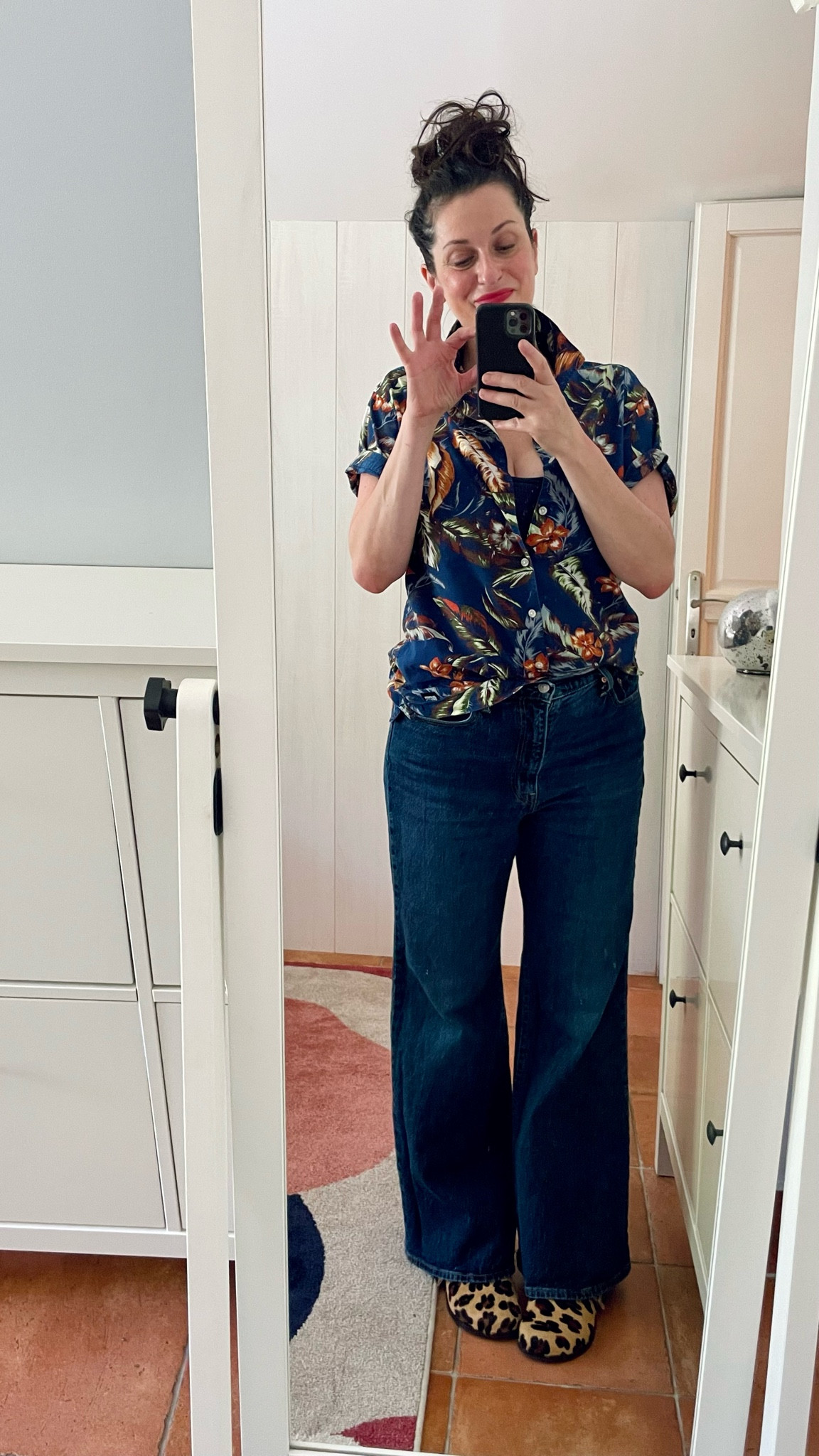 • Hawaiian men’s shirt #superdry (similar, linked)
• Flare jeans #levis (linked)
• Leopard print leather mules #alohas (linked)
• « Bêtise » midtone « Bisou Balm » lipstick #violette_FR (linked)

#LTKsummer #LTKfrance #LTKmidsize