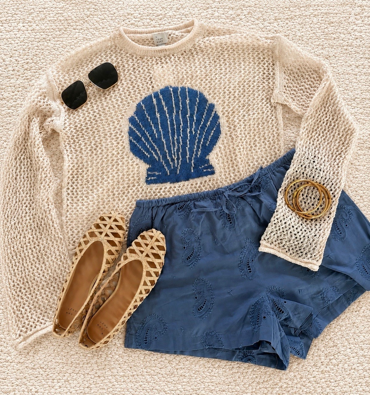 Summer coastal Vibes 🐚 🌊 
Sweater (tts), Shorts (tts)
Flats (size down 1/2)