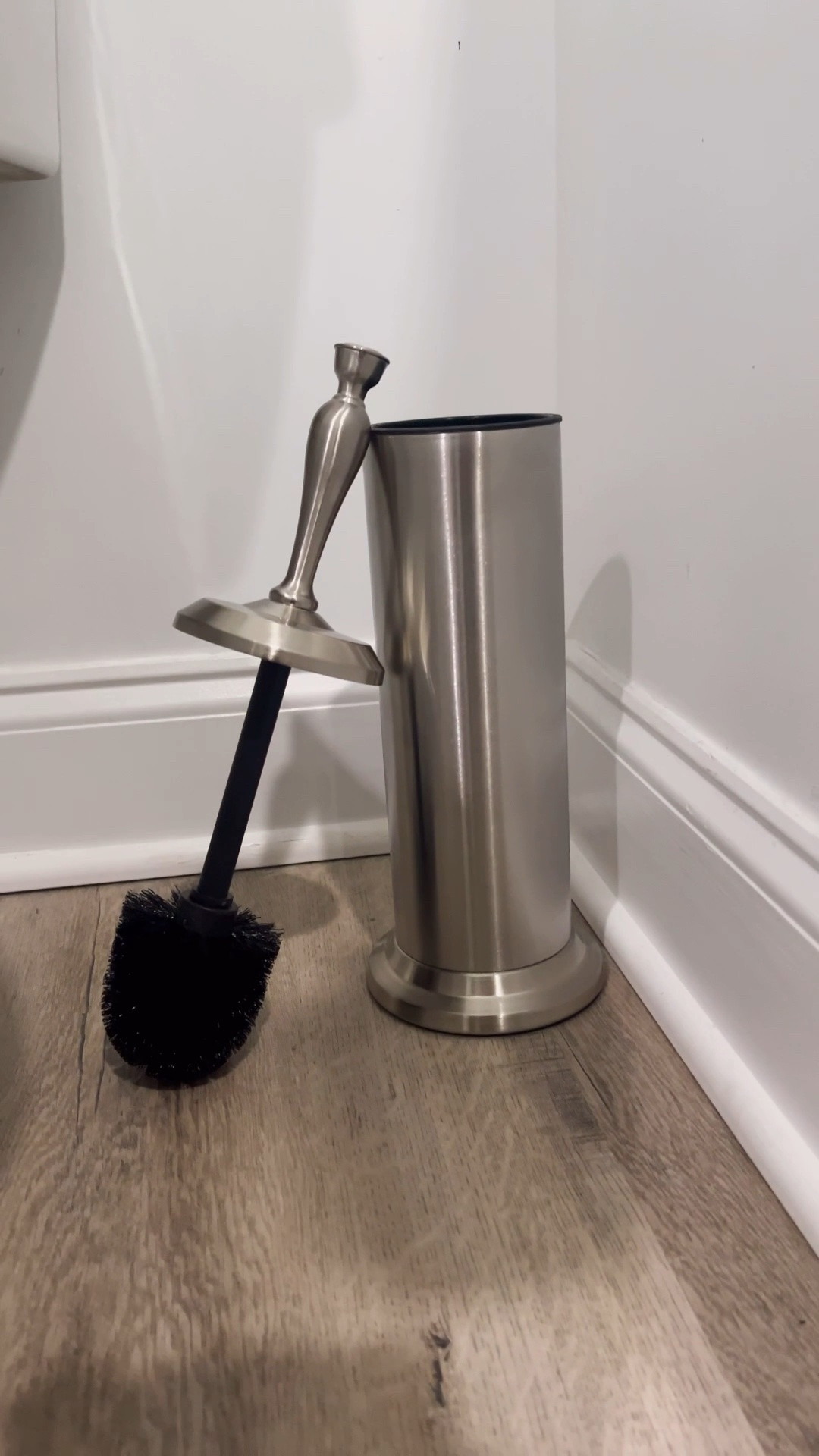 My favorite toilet bowl brush with extra long handle.

#toiletbrushclean #toiletbowlbrush #smartcleaning #essencialesparatucasa

#LTKdayinmylife #LTKmomlife #LTKvlog