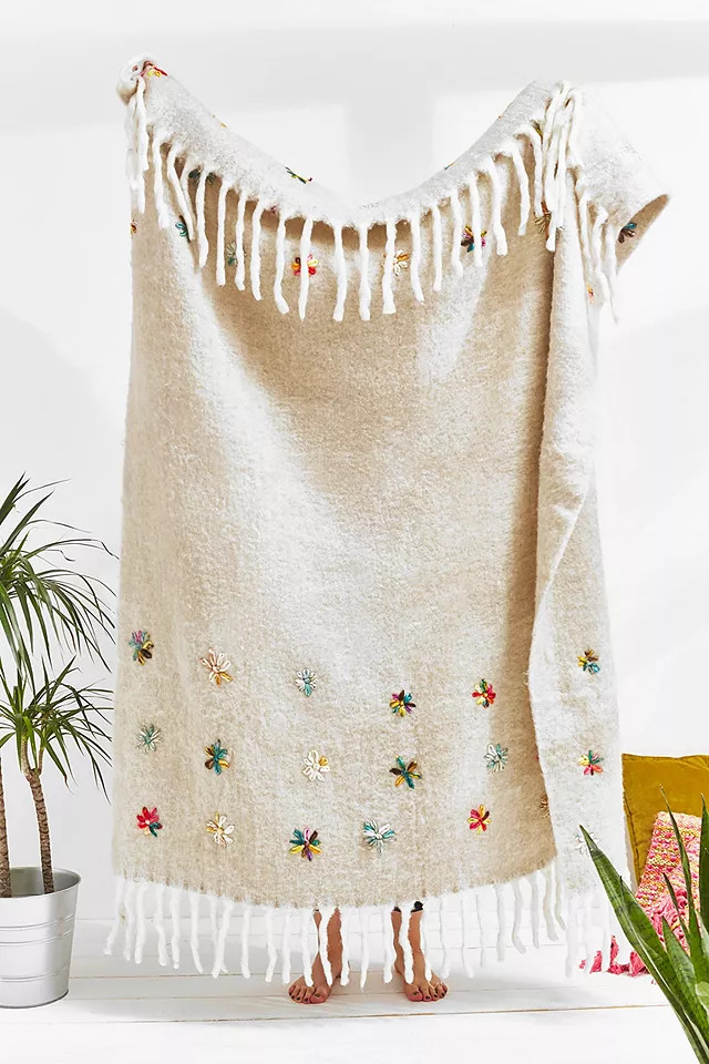 Tagesdecke mit Blumenverzierungen | Urban Outfitters (EU)