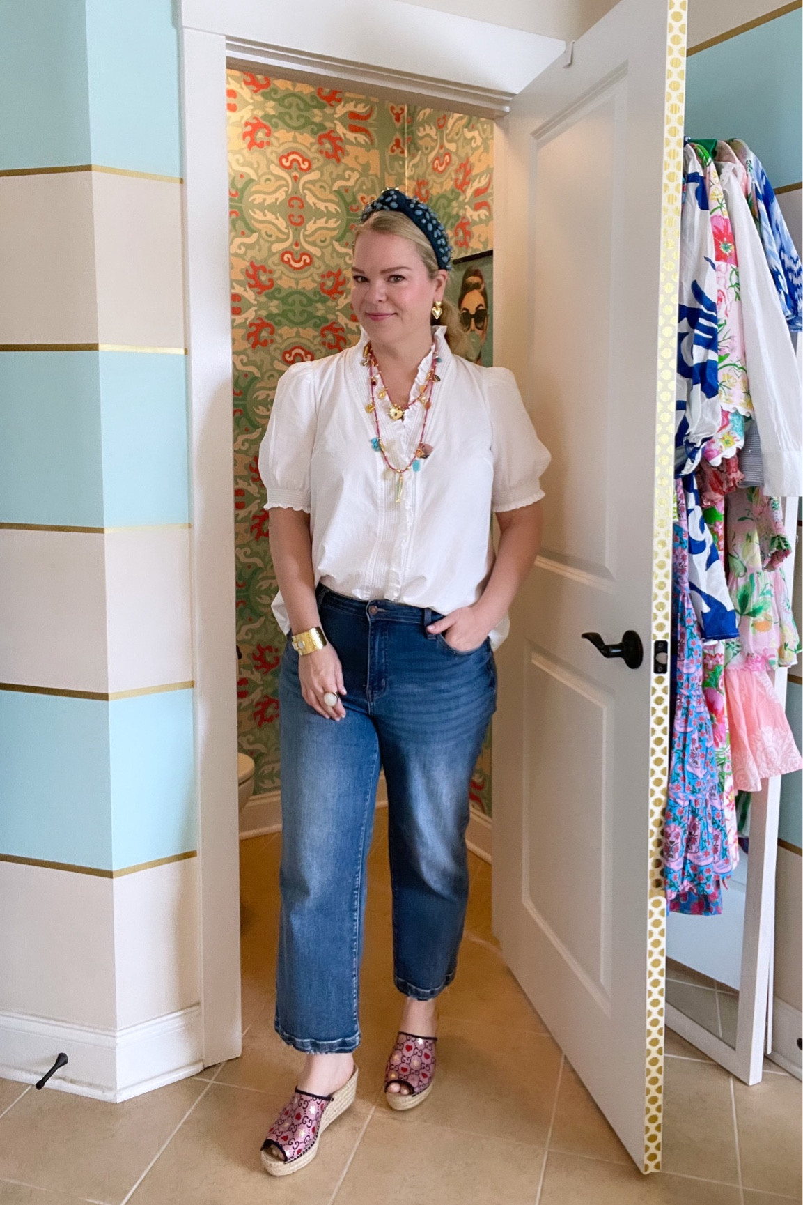 Casual denim OOTD and this white blouse is sooo pretty. It’s long enough that you can tuck it in.

Shoes are from Respoke