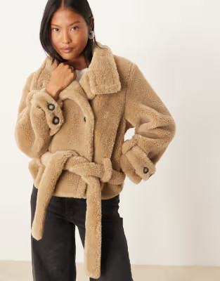 ASOS DESIGN Petite - Trench-coat court en imitation peau de mouton - Avoine | ASOS | ASOS (Global)