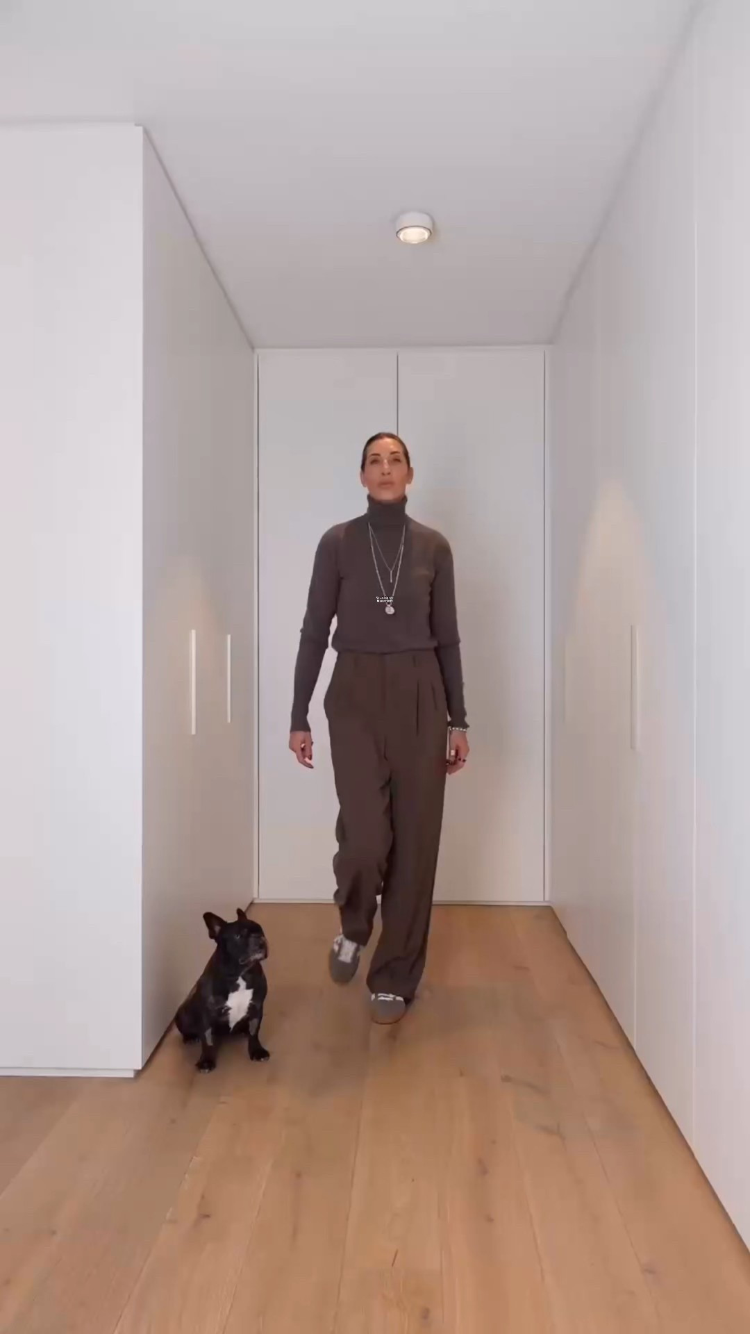 OUTFITFORMEL Monochrom. Braun. Rollkragenpullover. Bundfaltenhose. Gürtel. Sneaker. Mantel. Tasche in Bordeaux als Eyecatcher  

#LTKdeutschland #LTKstyletip #LTKü50