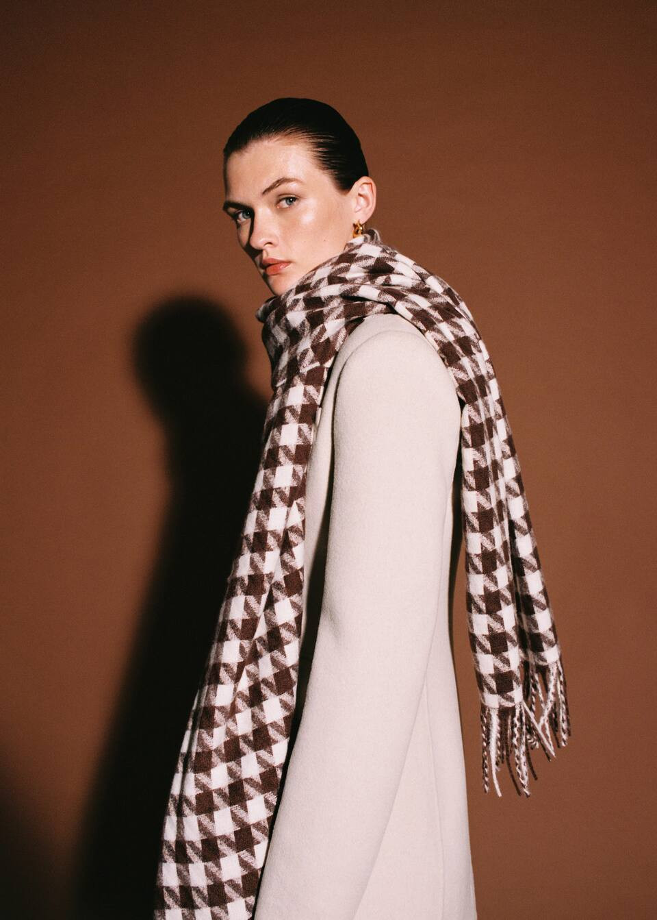 Houndstooth knit scarf -  Women | Mango USA | MANGO (US)