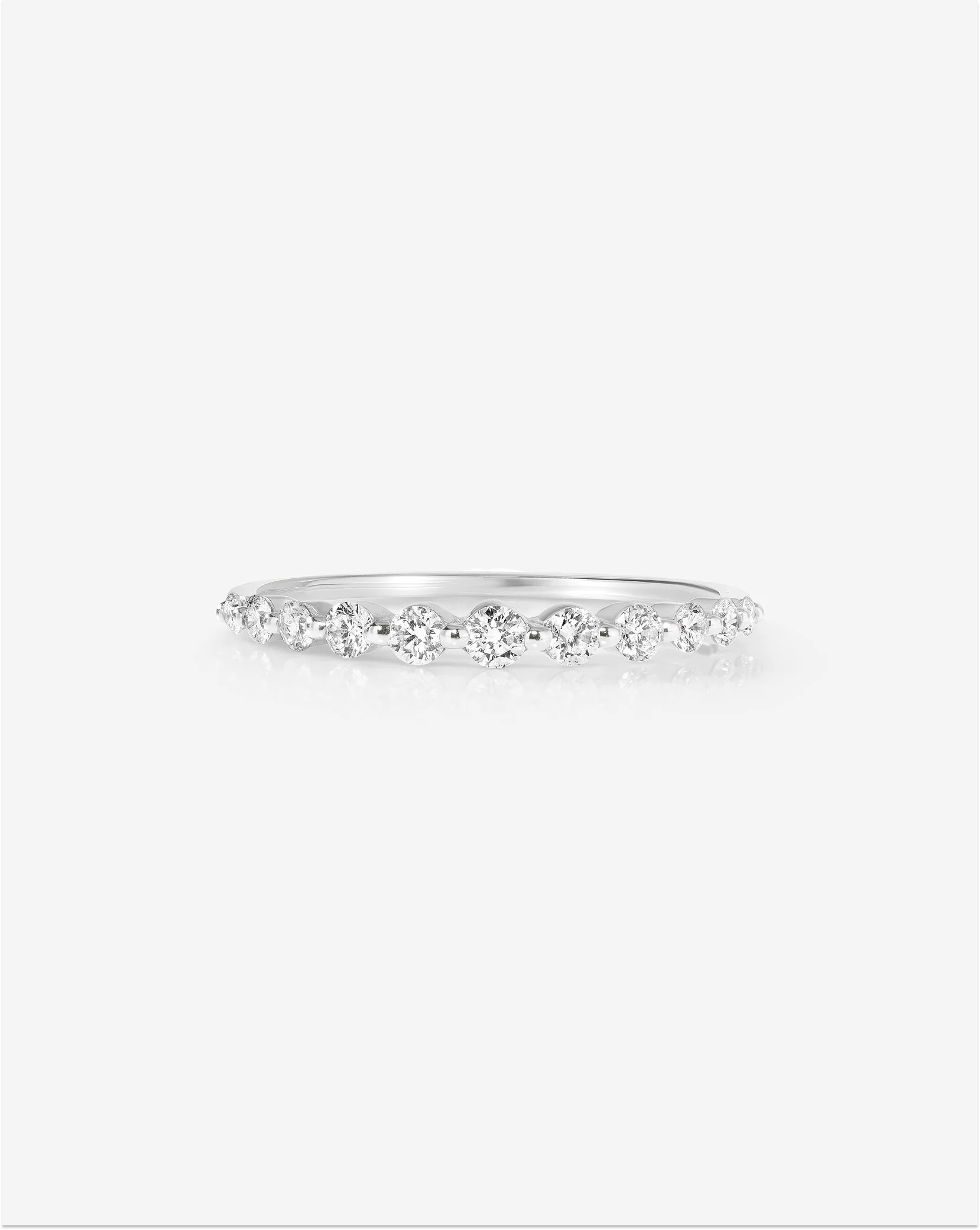 Graduated Single Prong Diamond Ring | Ring Concierge