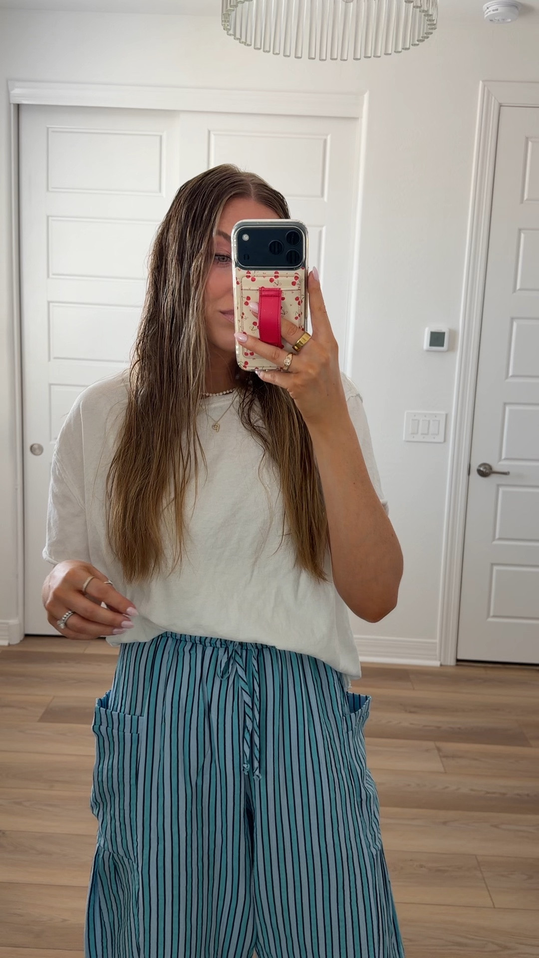 Easy outfit for spring!! Wearing an XS tee and Small pants