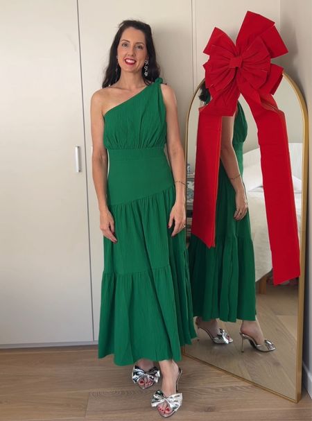 A little Christmas and festive season fun with @showpo 

Gorgeous green one shoulder dress - perfect for Christmas lunch! 

#showpo #showpoaustralia #showpodress #over40fashion #mumfashion #mumlooks 

#LTKHoliday #LTKparties #LTKaustralia