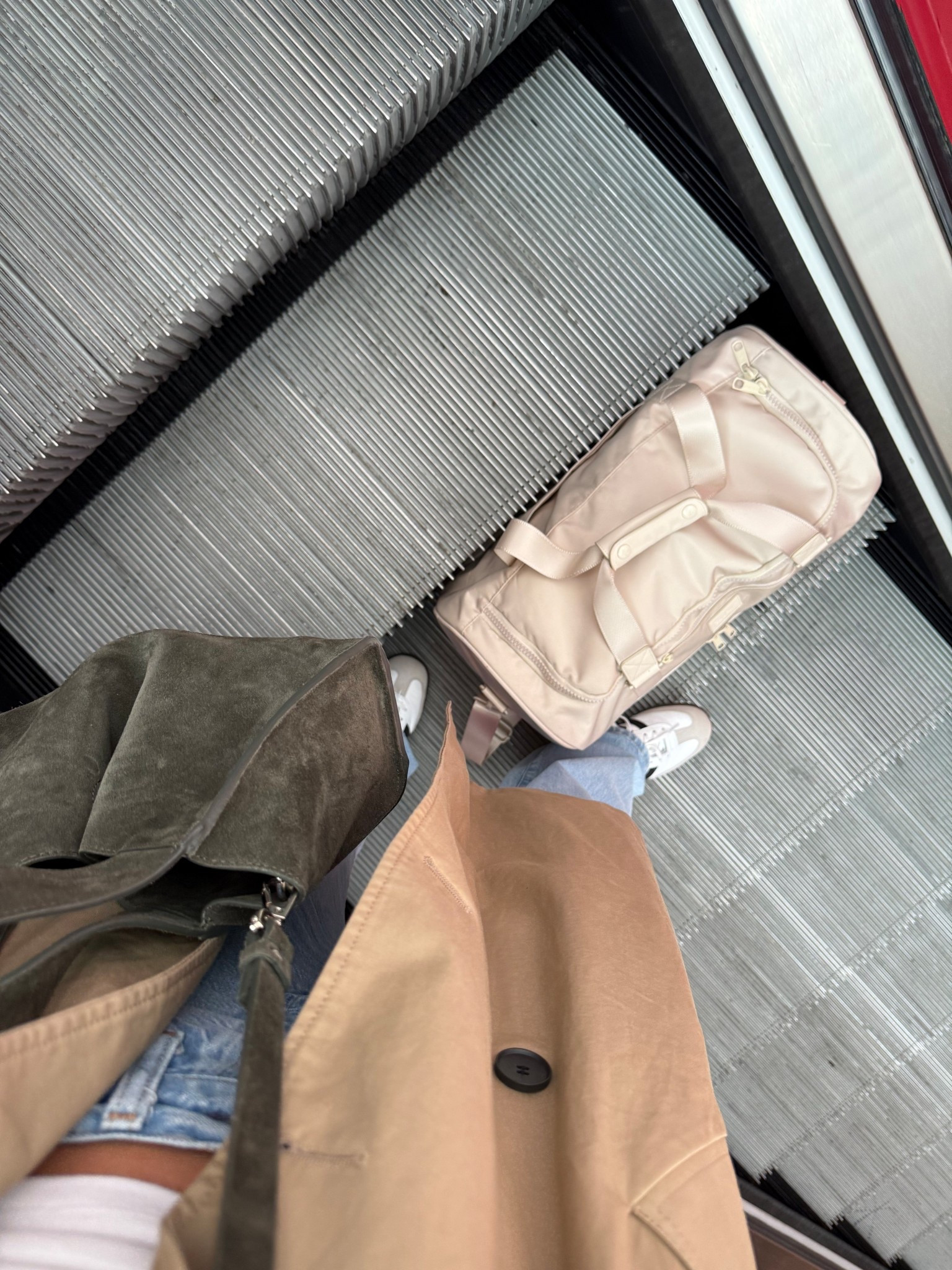Out of office | airport outfit, handbag & carry-on duffel 