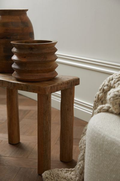 Mango wood plant pot in an exciting design. Diameter at the top 16 cm. Height 17 cm. | H&M (US + CA)