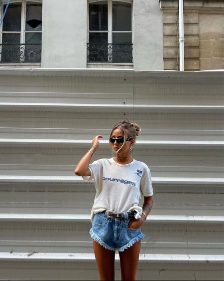 T-shirt blanc Courrèges, haut Courrèges à logo, shorts en jean, short denim, short Isabel Marant 

#LTKstyletip