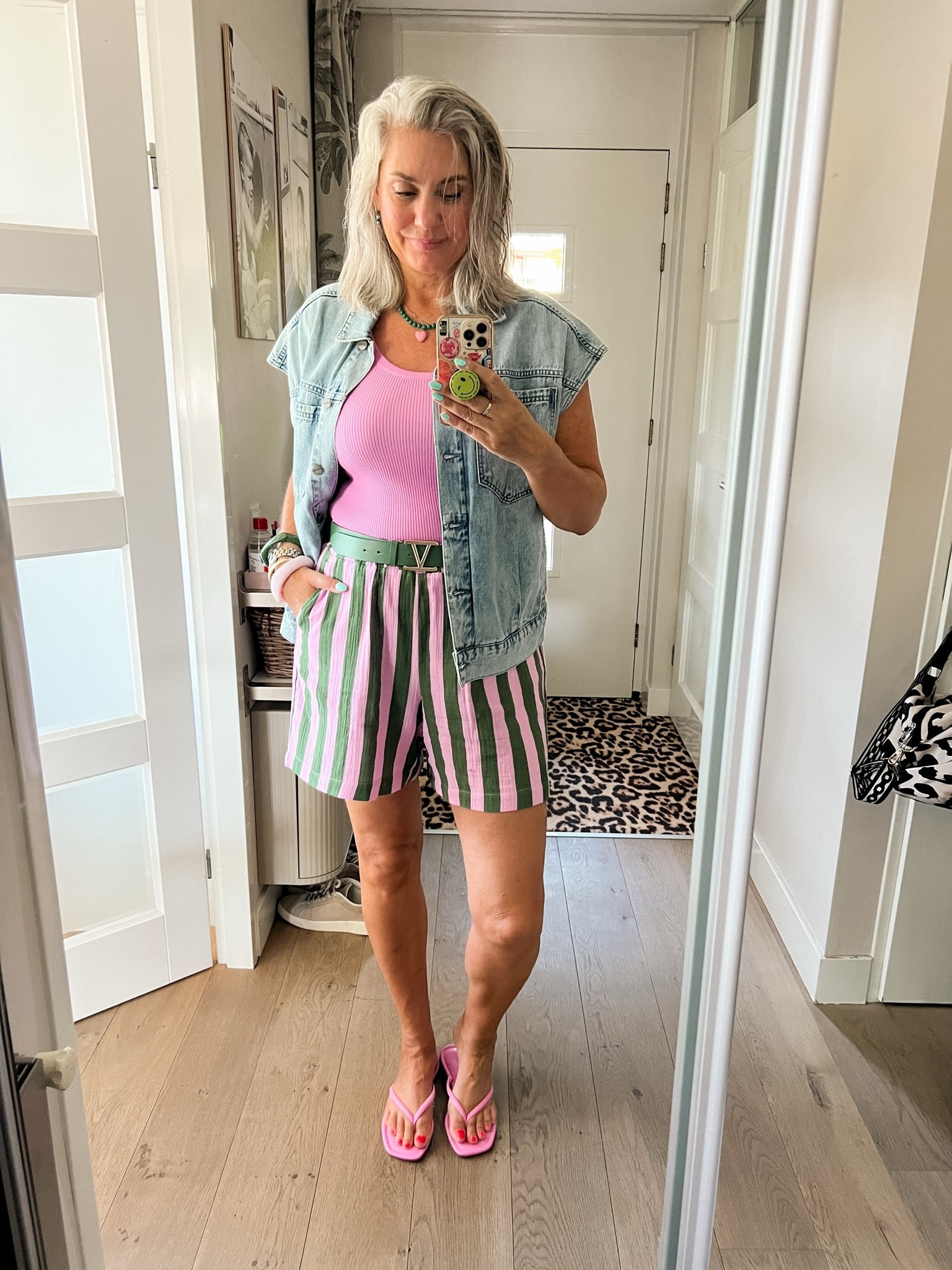 OOTD - Zaterdag. Roze met groen gestreepte mousseline shorts (42) met een roze tanktop, groene leren riem, roze leren slippers (oud Primark), roze en groene armbanden en het spijker gilet is van Refined Department via Vinted.

#LTKnederlands #LTKeurope #LTKsummer