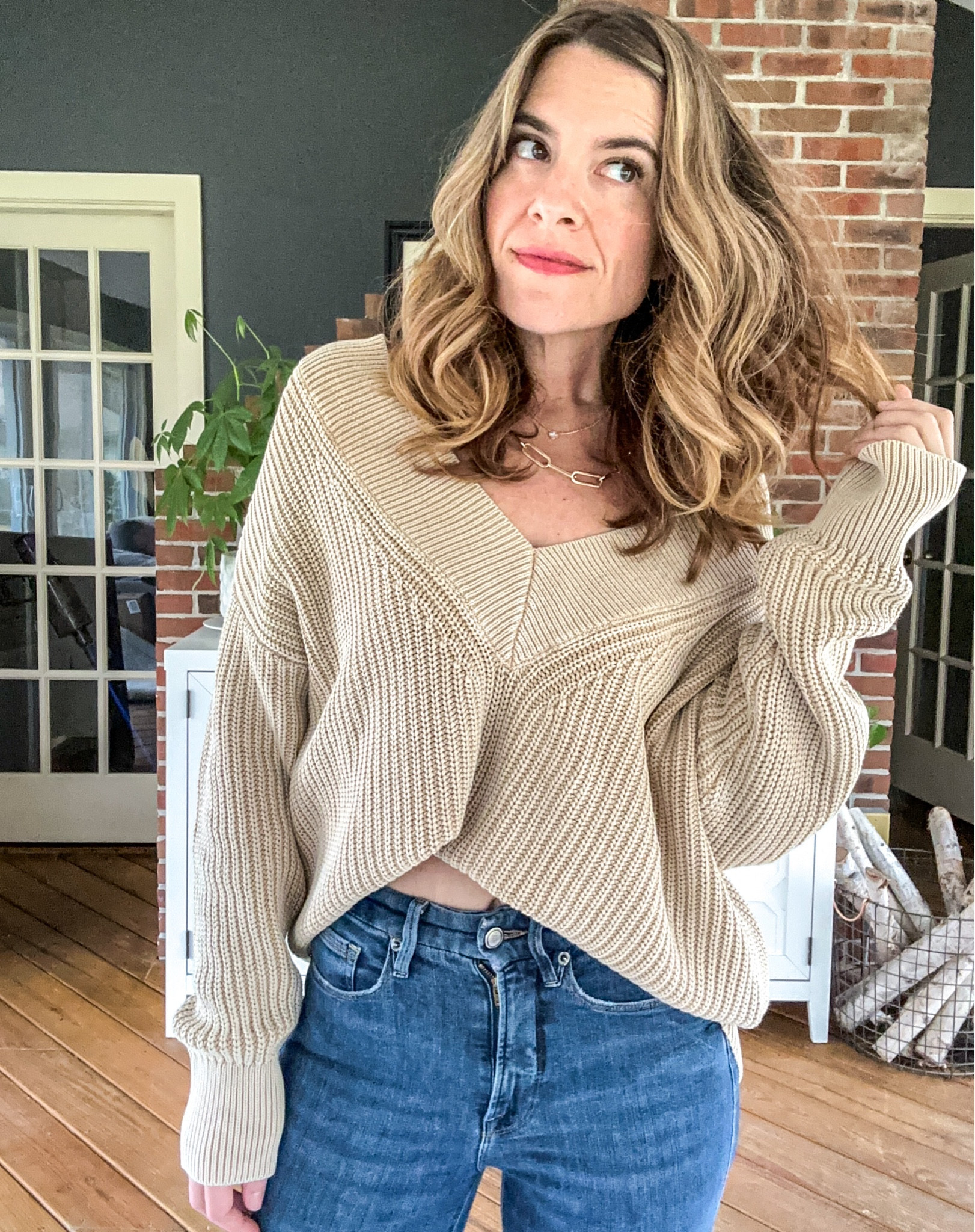 The ultimate oversized sweater hack! Tuck the front corner into your bra, and now it’s a modern crop.

Wear To:
Office Casual 💼
Book Club 📚
Chill Date Night 🍻
PTA 🚌


#LTKMostLoved #LTKU #LTKVideo