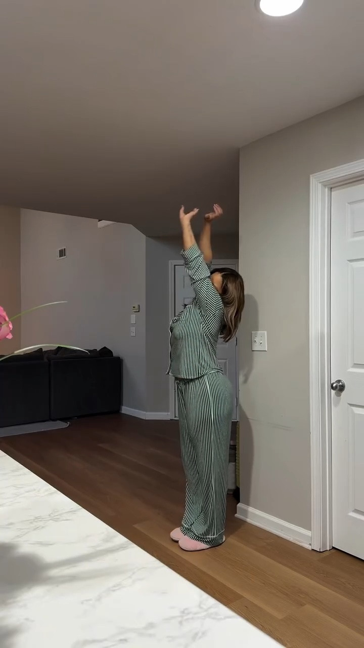 These mornings always flash before my eyes haha, I will say they don’t feel as “zombieish” when I get in bed by 9 🤭 

COMMENT “Morning” and I’ll dm you the link to my pjs 💚 @aerie — that rarely happens. Allergy season is here, and usually hits our household like a storm, our oldest has the worst allergies!! Anywho it’s Friday Eve, I hope you guys enjoys your day ❤️ 
@zyrtecallergy @larocheposayusa @rodanandfields @thayers @paulaschoice @chobani @gogosqueez @nutrigrain @tatcha @caudalieus @amazonalexa (THIS IS NOT AN AD) #morningroutine #morningvlog #mom #dailyvlog