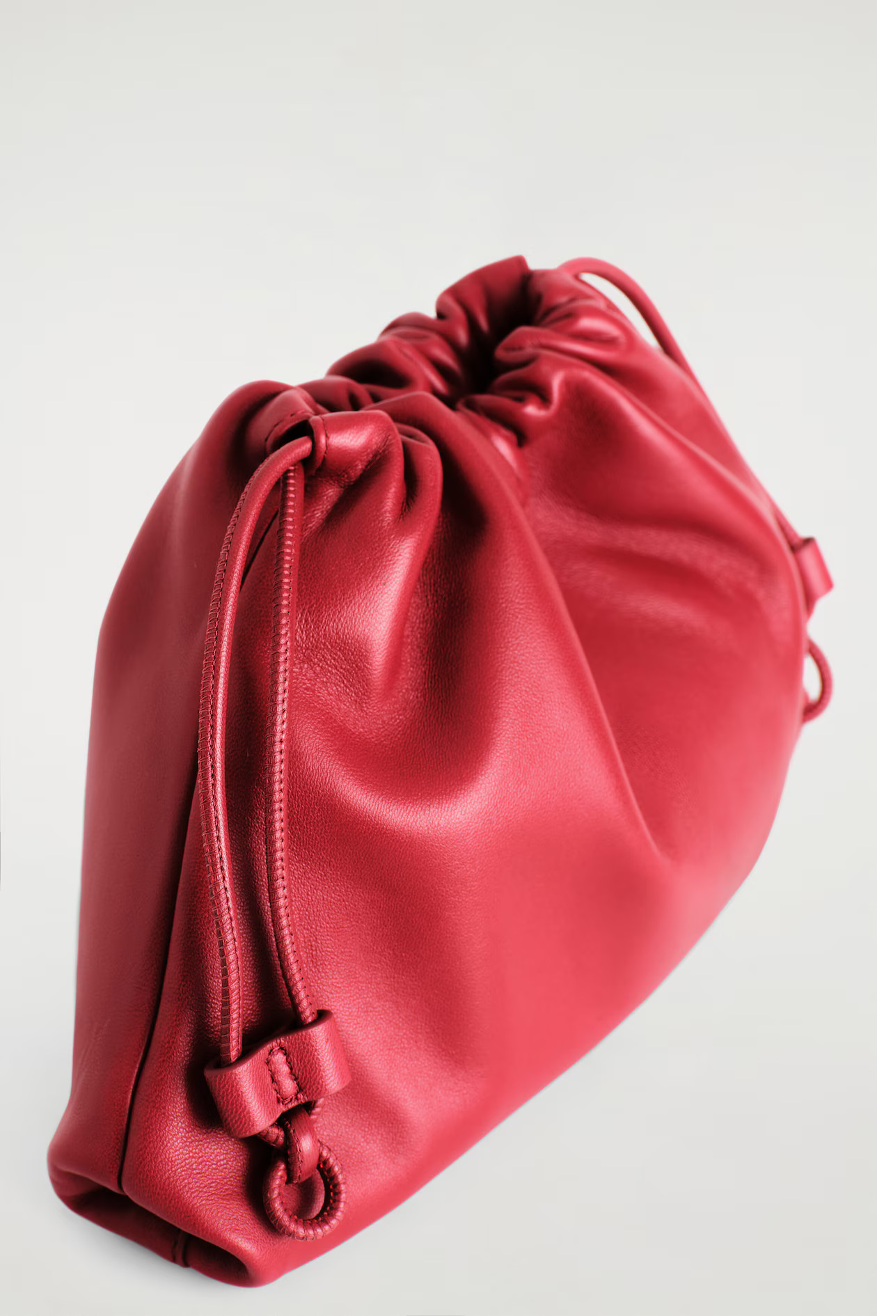 MINI CAVATELLI CLUTCH BAG - LEATHER - RED | COS GB | COS UK