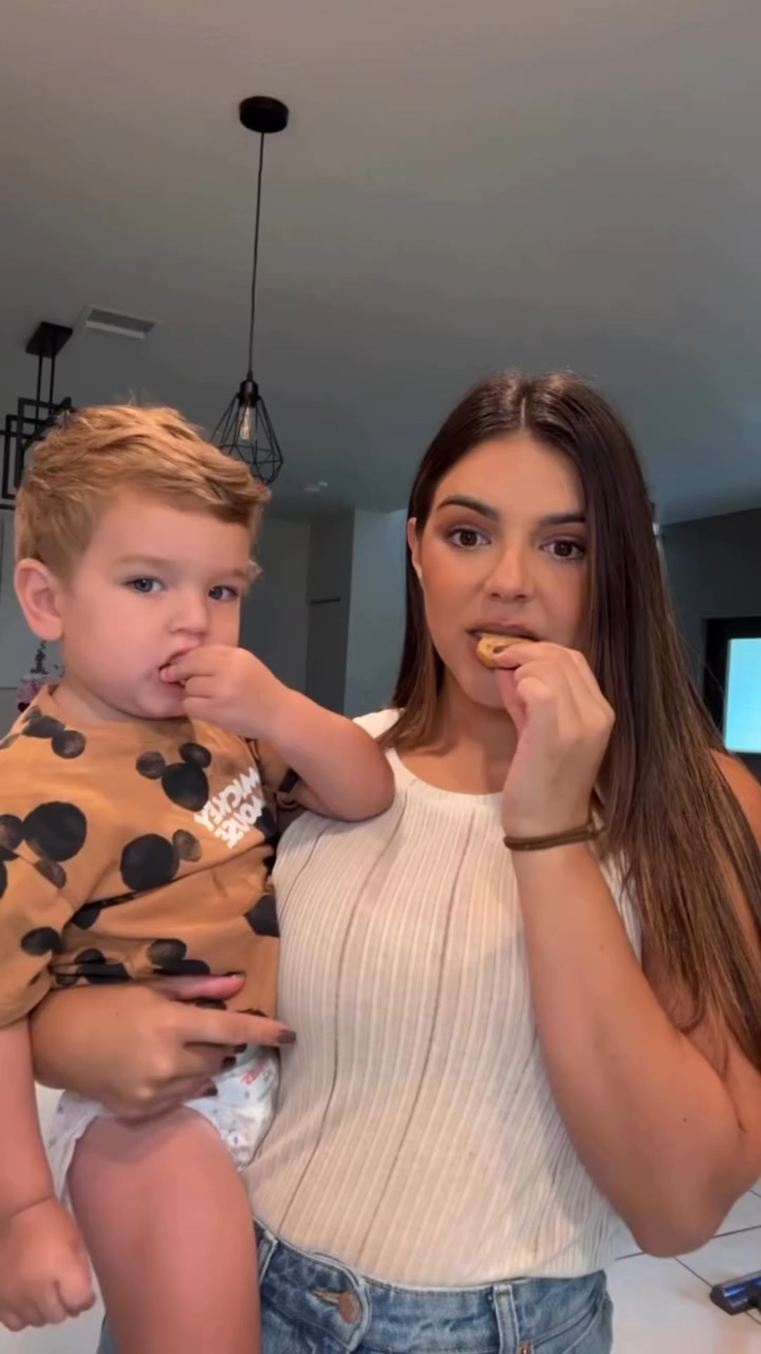 ✨ Galletitas de animalitos con solo 2 ingredientes 🐻🍌
Banana + harina de almendras = la merienda más divertida, saludable y fácil para tu bebé.

💡 Tip de mamá: antes de usar los moldes, mete la masa al refrigerador unos 5 minutos. Así no se pega y las figuras quedan perfectas.

👶🏼 Aprobadas por Massimo: blanditas, fáciles de agarrar y ¡deliciosas!
Perfectas para la alimentación complementaria o para una merienda rápida en familia 💛.

📌 Guarda esta receta porque la vas a querer repetir mil veces.

#baby #blw #blwideas #toddlermealideas #meals #babysnack #babyig #babyboy #momlife #bebefeliz #parentingtips #fy #parenthood #mom #fyp

#LTKBump #LTKKids #LTKFamily