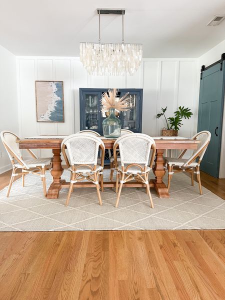 Coastal dining room 
Blue and white dining room 