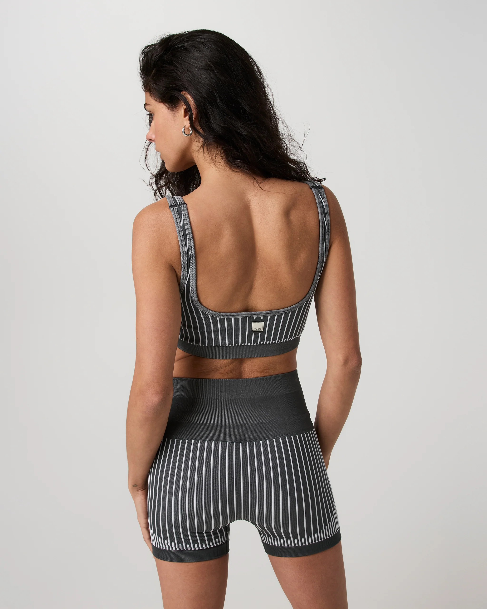 Bi-Color Seamless Longline Bra – Light Grey Charcoal Bra – Vuori | Vuori Clothing (US & Canada)