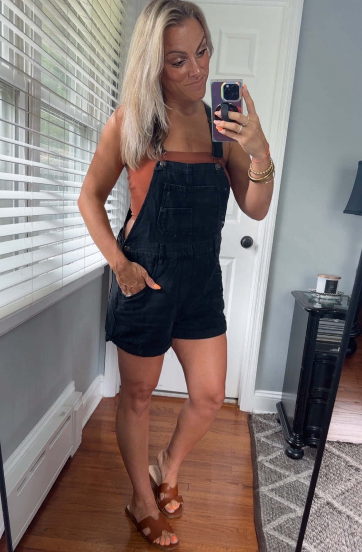 Soft denim overalls. These feel nice. Always a great go to and perfect to transition into fall with a long sleeve top underneath. Wearing a size small.