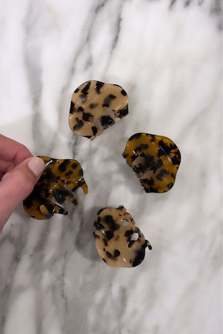Have been loving these neutral tortoise shell hair clips from Amazon // pack of 4 for $12 🔝

#LTKunder50 #LTKstyletip #LTKunder100
