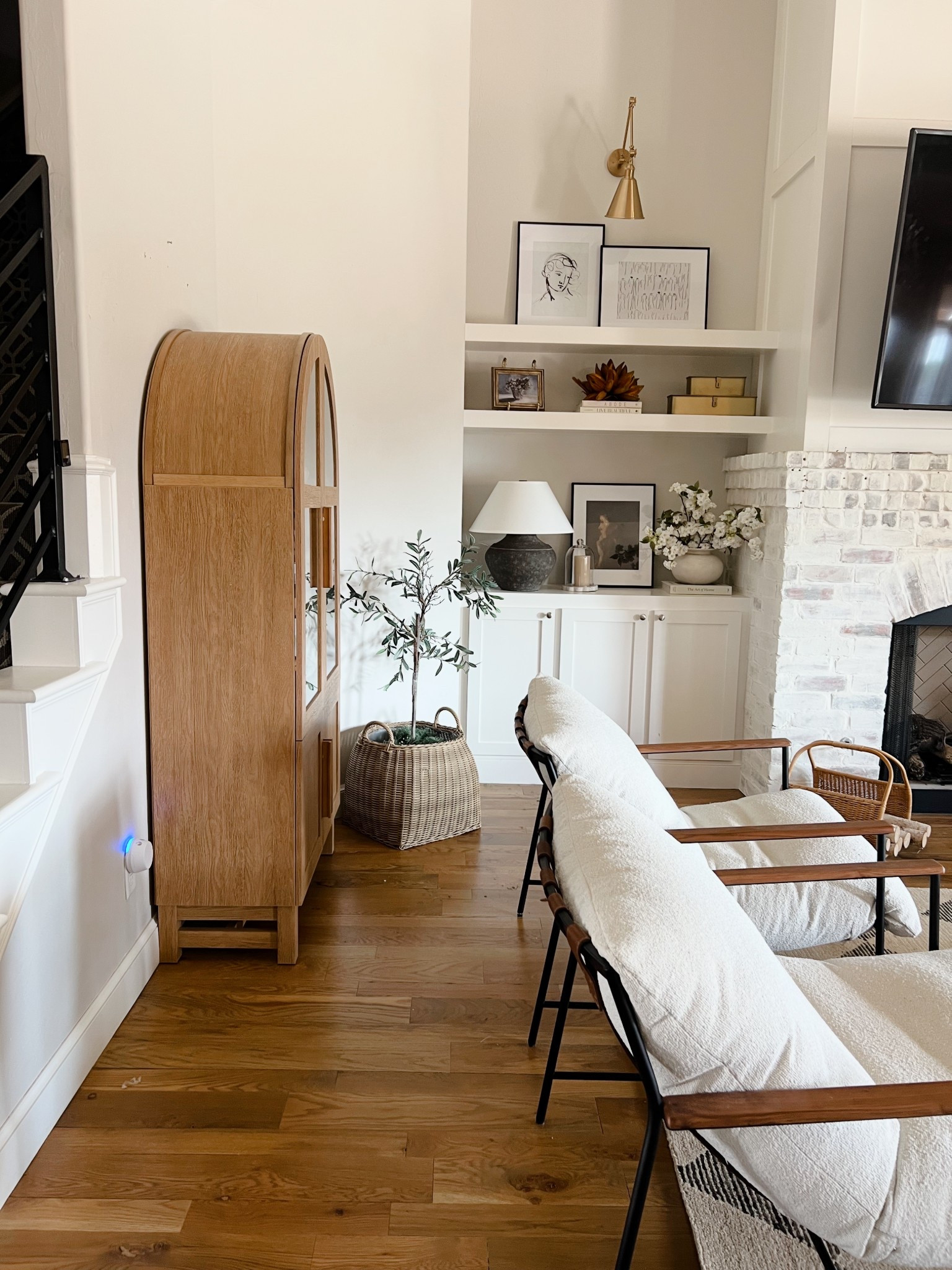 Shelf decor living room #livingroom #shelfdecor #decor #homedecor


#LTKHome #LTKSeasonal