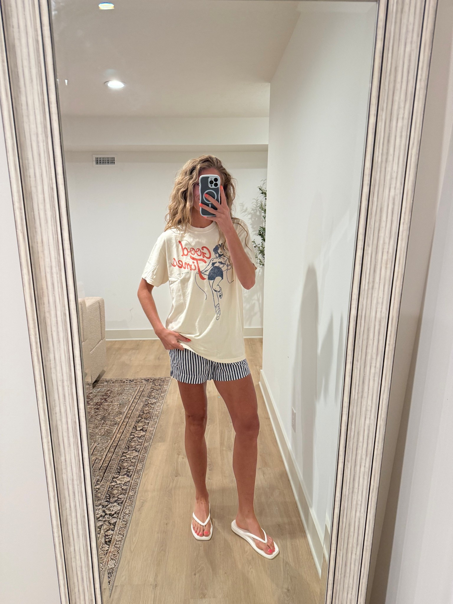 Mountain Moverz code!!! 25% off sitewide with code TALLBLONDEBELL (72 hours only)
I size up to a large for an oversized fit 
Medium in shorts
