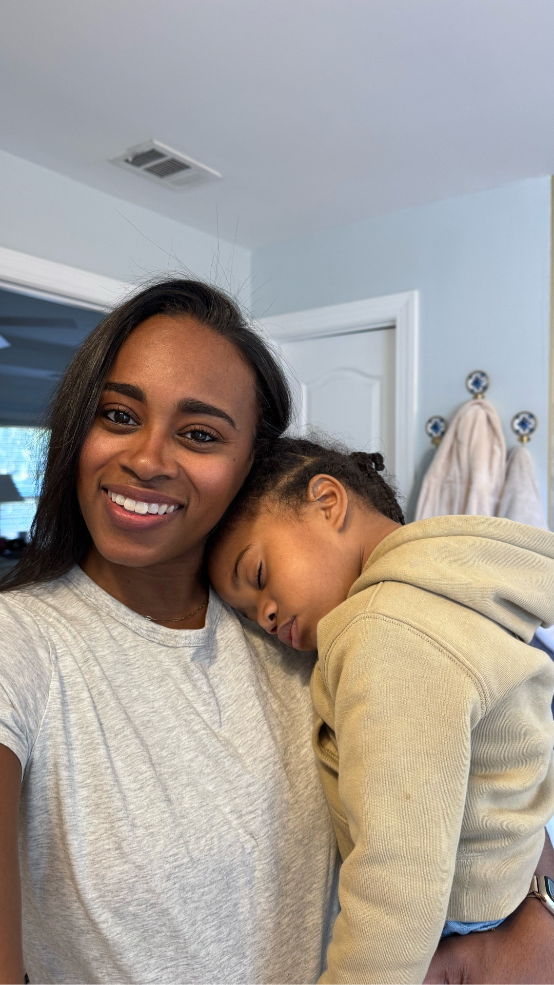 Lots of 45-minute makeup routines out there 😅
so here’s my 5-minute, one-arm-free, everyday mom routine.

No fancy products. No special tools. Just a few drugstore staples, 5 minutes, and I’m out the door—
all while Elis sleeps in my arms 🤍

Tell me I’m not the only one doing makeup like this.

#momof3 #busymom #realmotherhood #drugstoremakeup #momcontent