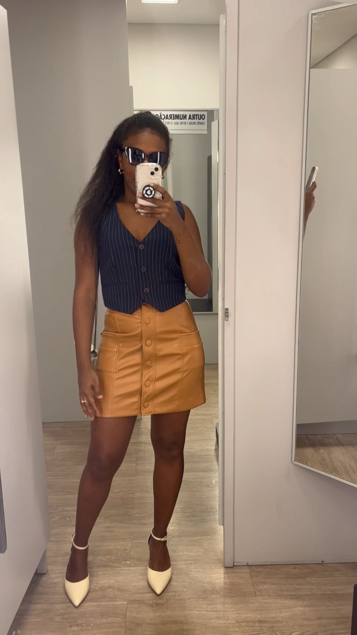 Um look que amei da Riachuelo! Esse colete é bem versátil assim como a saia em que volta com tudo nesse outono/inverno 🤌🏾✨