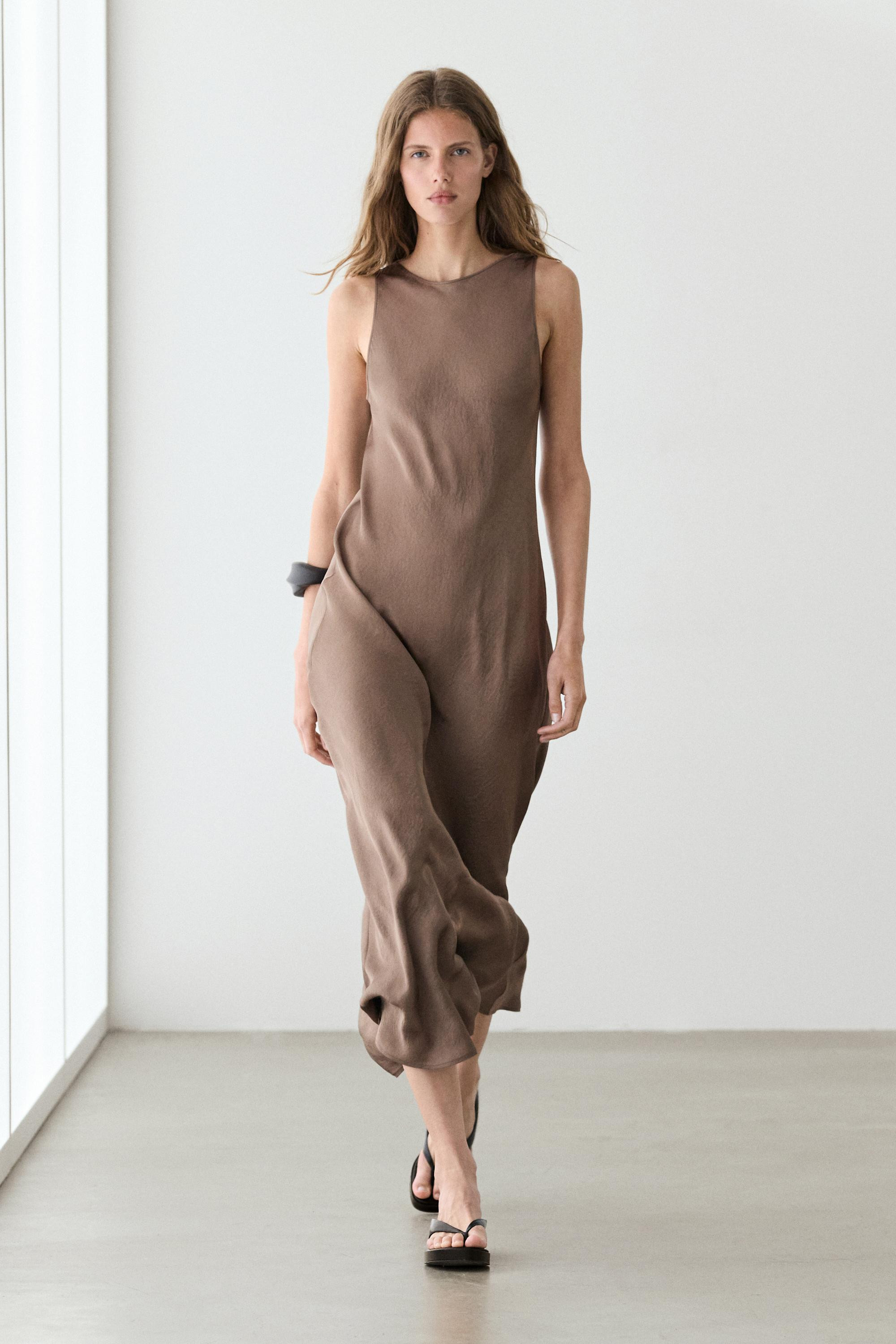 AUSSEHEN ANSEHEN
Langes fließendes Satinkleid

 120 €  Farbe:  Toffee  Hinzufügen | Massimo Dutti DE