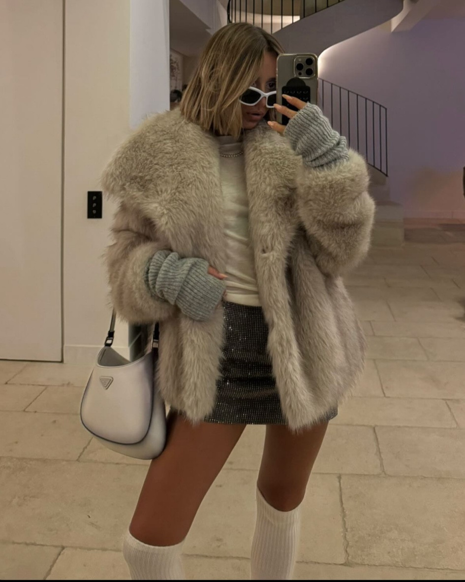 Ski Chic

jupe à sequin, jupe courte à sequin, jupe courte argentée, manteau fourrure, manteau fourrure beige, manteau court à fourrure, mitaines grises, mitaines en laine grises, chaussettes hautes, chaussettes en laine blanches, sac porté épaule Cleo Prada, sac en cuir blanc, sac Prada Cleo blanc

#LTKSeasonal #LTKitbag #LTKstyletip