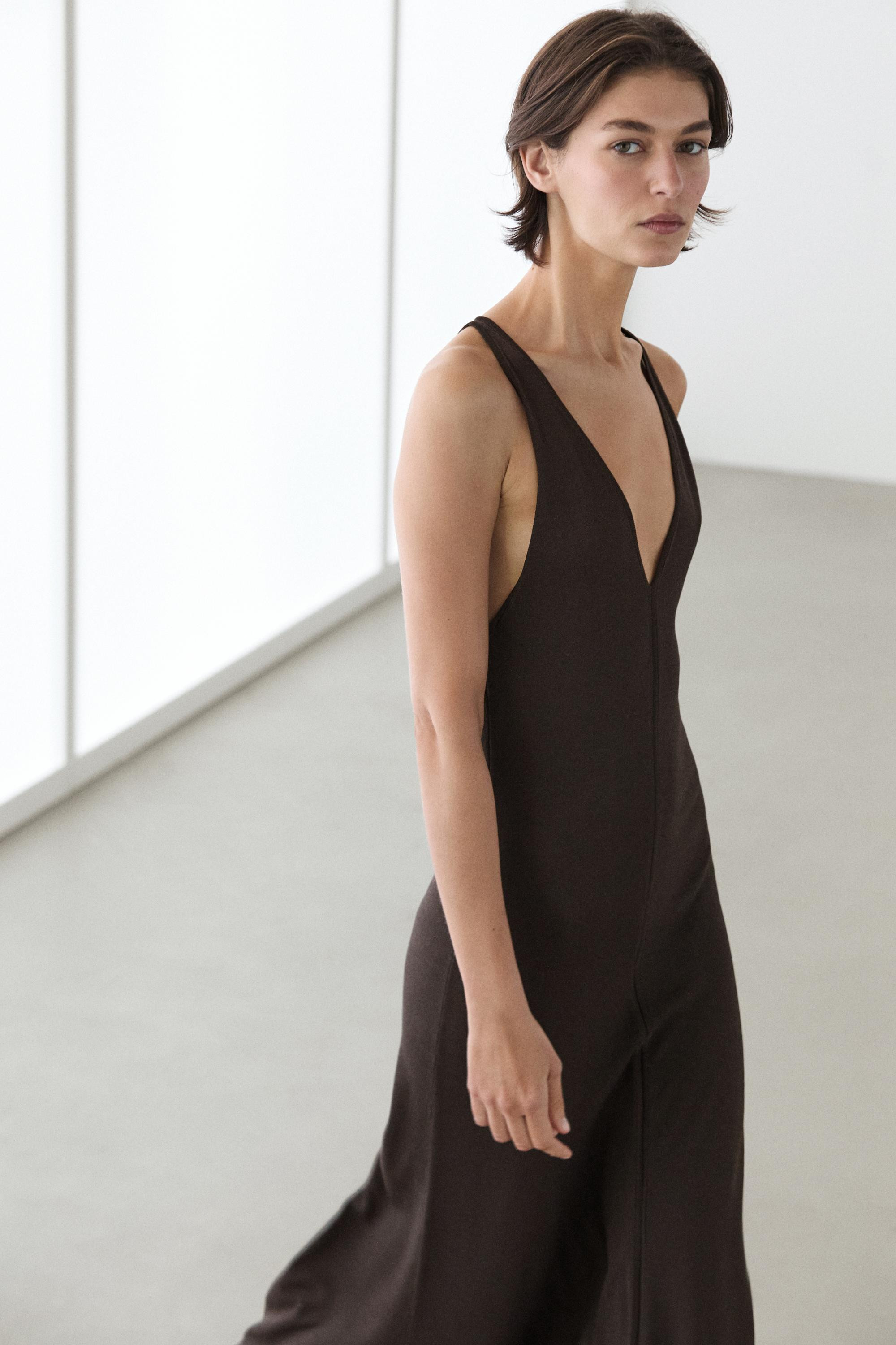 Robe midi fluide col en V \u00b7 Marron \u00b7 Casquettes Et Chapeaux | Massimo Dutti | Massimo Dutti FR