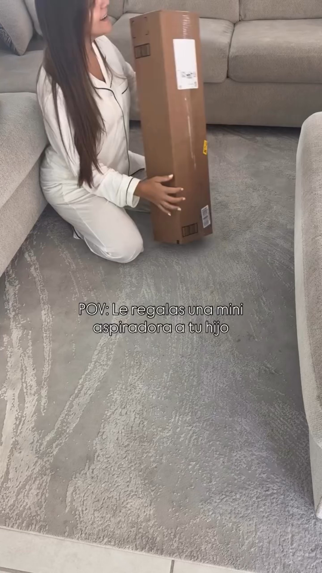 Massimo siempre quiso usar mi aspiradora, pero era demasiado grande y pesada para él. Así que le conseguí la versión mini y ahora anda feliz aspirando toda la casa 😍🧹.

Lo que más me encanta es ver cómo a los niños les emociona imitar lo que ven en casa, porque para ellos no hay mejor juego que copiar a mamá y papá 💕. Estos juguetes de imitación no solo los divierten, también desarrollan su independencia, motricidad y sentido de responsabilidad desde pequeñitos 🙌.

Los juguetes de imitación como este son increíbles porque:
✨ Desarrollan motricidad fina
✨ Fomentan la independencia
✨ Refuerzan la confianza y la responsabilidad
✨ ¡Y encima se divierten!

Los niños aprenden más jugando a ser como nosotros que con cualquier cosa 🎯.

#baby #babyboy #momlife #mybaby #toddler #parentingtips #bebefeliz #fy #parenthood #mom #fyp #toddlerplayideas #toddlermomlife